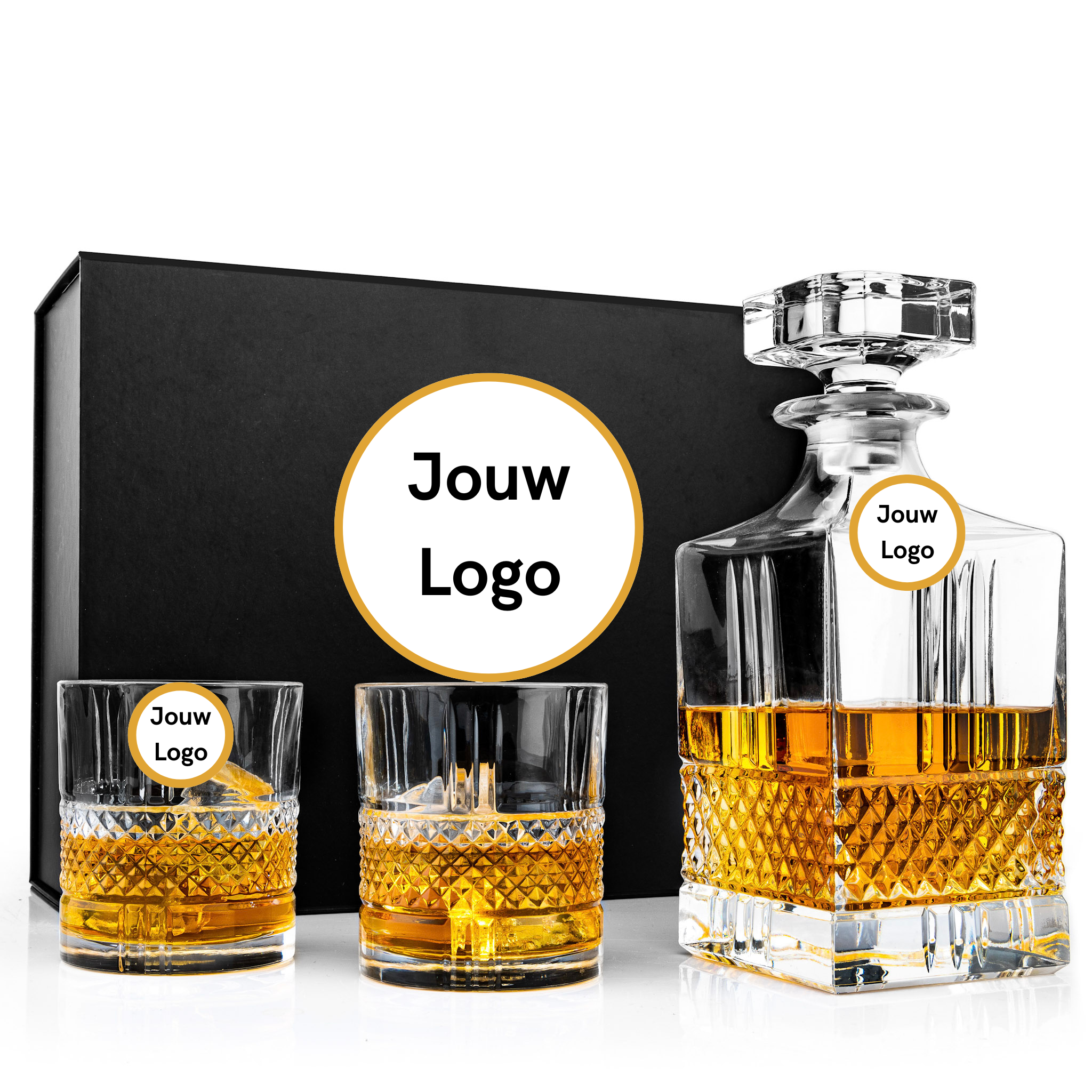 Luxe relatiegeschenkset met kristallen karaf en glazen, gepresenteerd in een zwarte giftbox met ruimte voor jouw bedrijfslogo of merk.